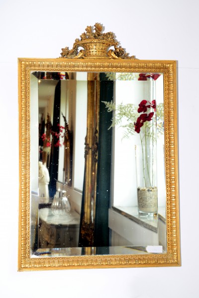 reich verzierter goldener damenspiegel
