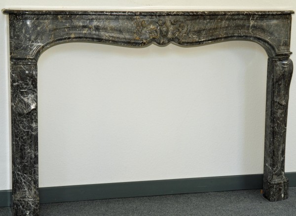 grau-weißer marmorkamin ca. 1710