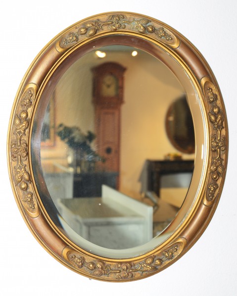 schöner,verzierter ovaler Jugendstil-Spiegel