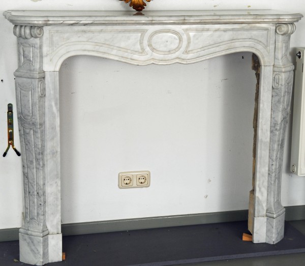 Stil: Pompadour, Farbe: carrara-weiß,  Ausführung: Marmor