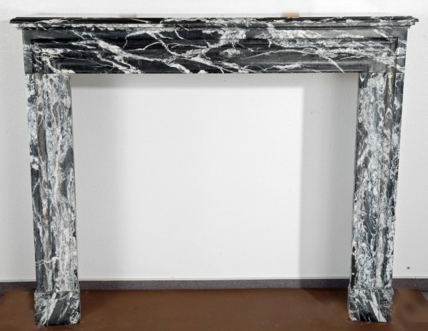 Marmorkamin schwarz weiß; Stil: Louis XIII