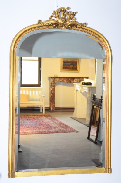 fein gearbeiteter, goldener spiegel