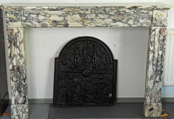 Stil: Louis XIII, Farbe: weiß mit farbigen Einschlüssen,  Ausführung: Marmor