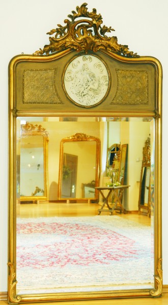 antiker Reliefspiegel in elegantem Goldrahmen mit figürlichen Medallien