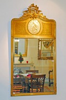 antiker Reliefspiegel in elegantem Goldrahmen mit figürlichen Medallien