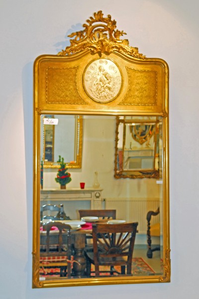 antiker Reliefspiegel in elegantem Goldrahmen mit figürlichen Medallien