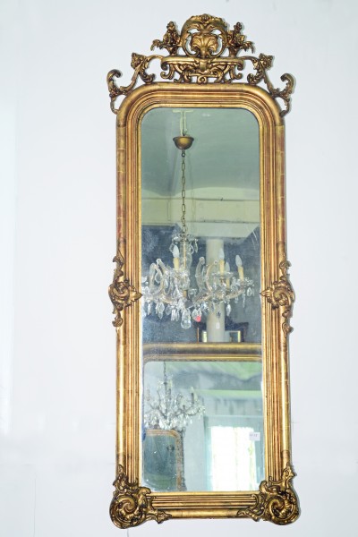 reich verzierter goldener spiegel