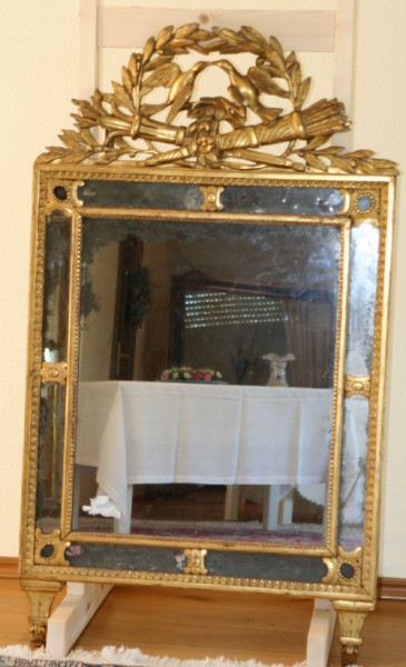 schöner verzierter goldener spiegel