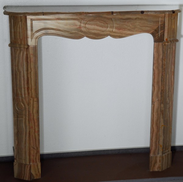 braunfarbender Marmorkamin