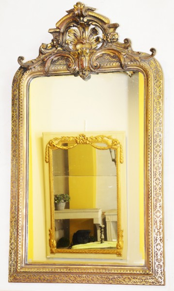 fein gearbeiteter, goldener spiegel