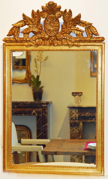 reich verzierter goldener spiegel