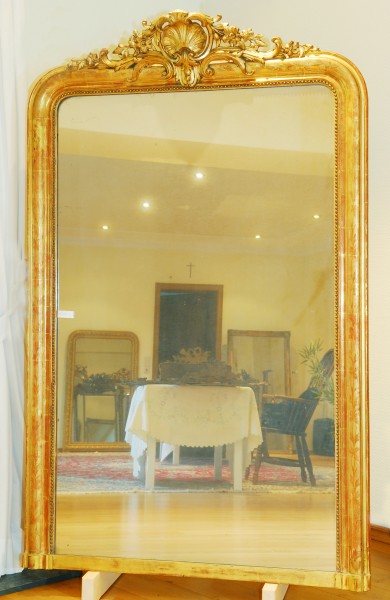 schöner verzierter goldener spiegel