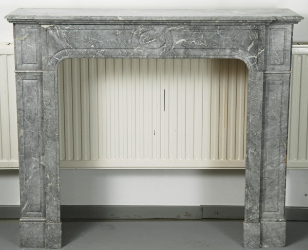 Stil: Pompadour XVI, Farbe: grau, beige und weißen Einschlüssen,  Ausführung: Marmor