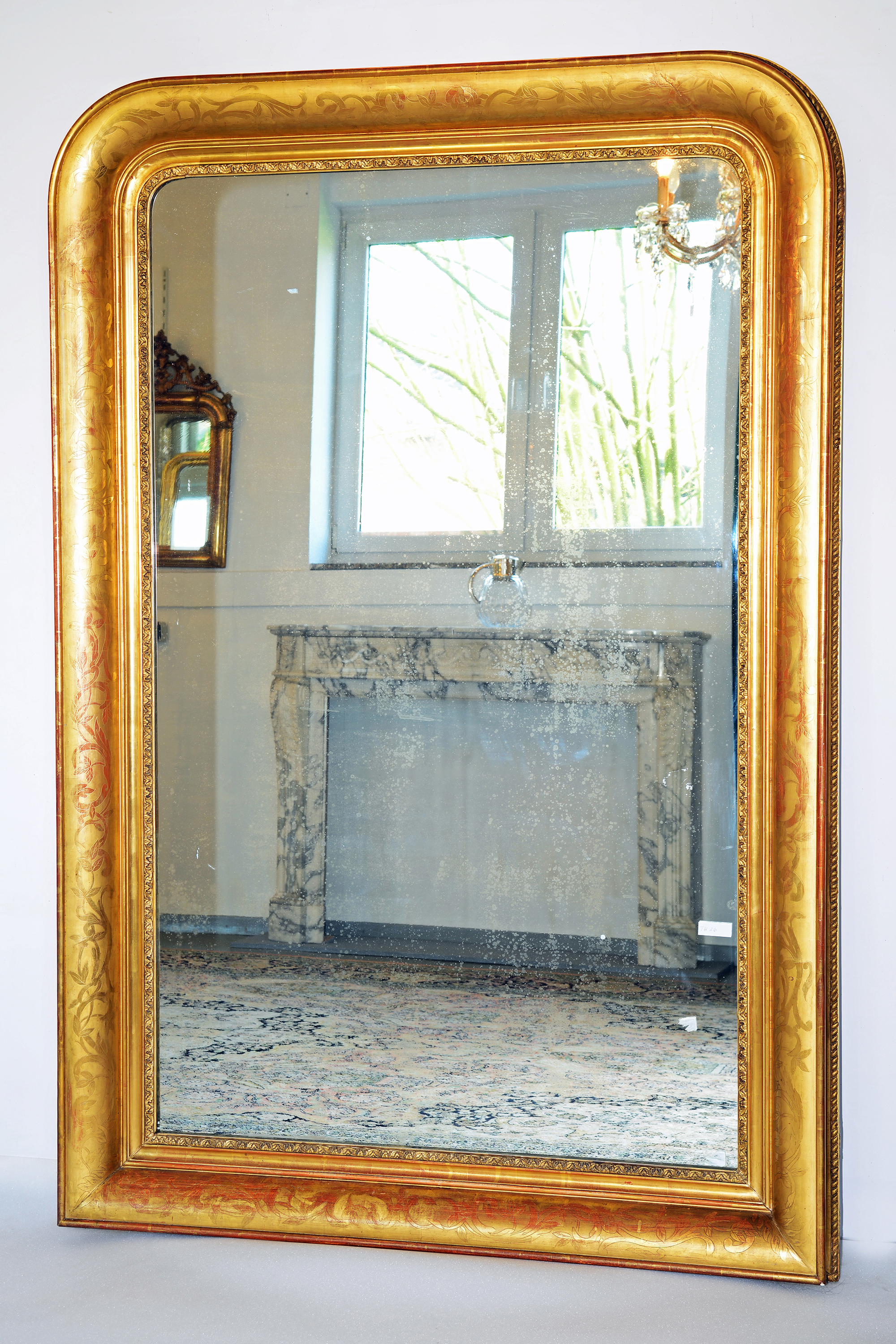 vergoldeter Wandspiegel mit einem ausgeprägten Rahmen mit Gravur und Zierleisten