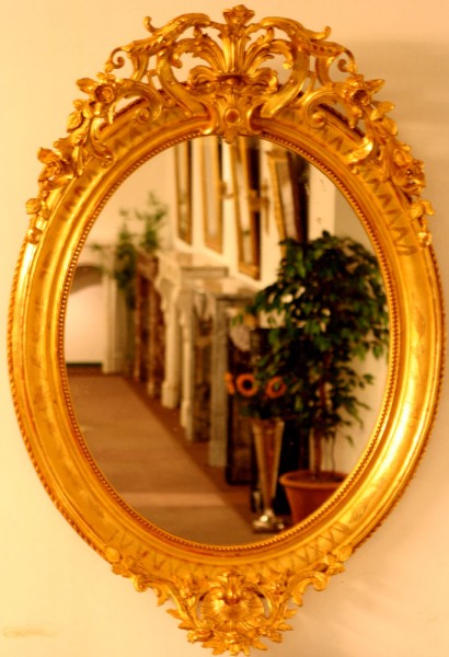 reich verzierter goldener ovaler spiegel