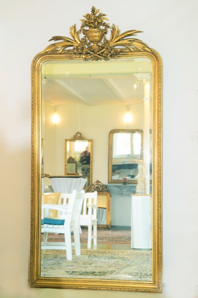 fein gearbeiteter, grosser goldener spiegel