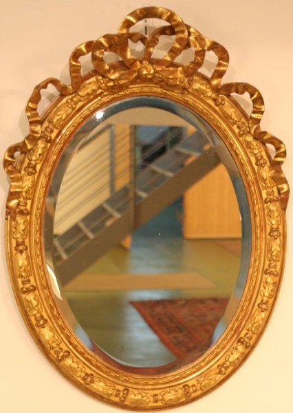 reich verzierter goldener ovaler spiegel